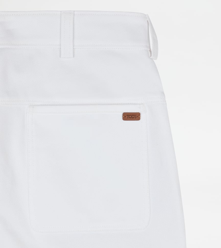 Relaxed Fit Chino Trousers in Cotton - Detailing