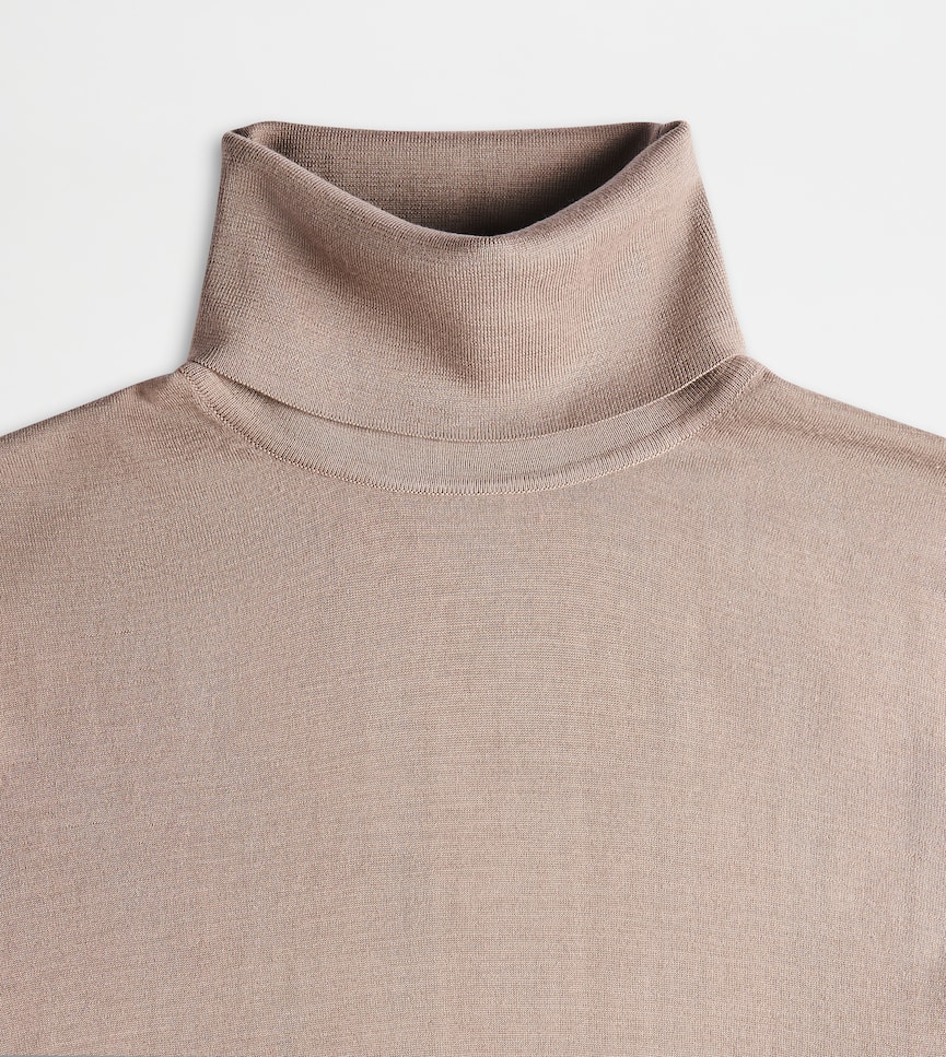 Turtleneck in T15 Wool - Detailing