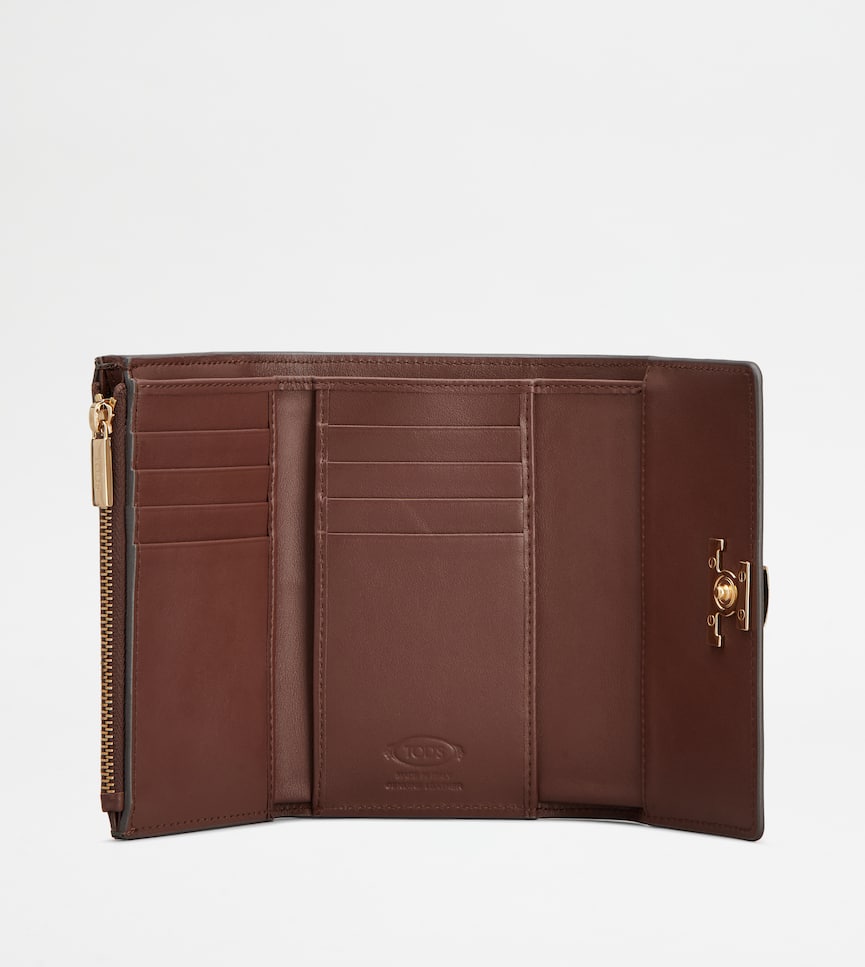 T Timeless Wallet in Leather - Interior view