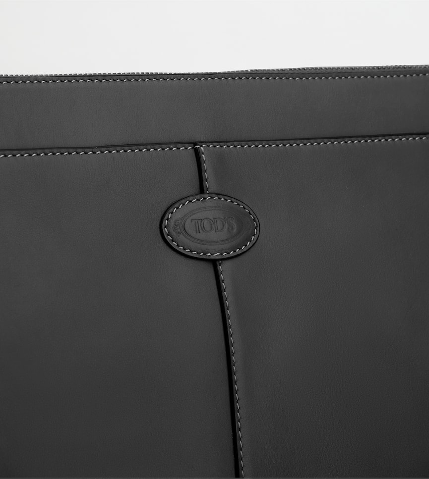 Document Holder Pouch in Leather Medium - Detailing