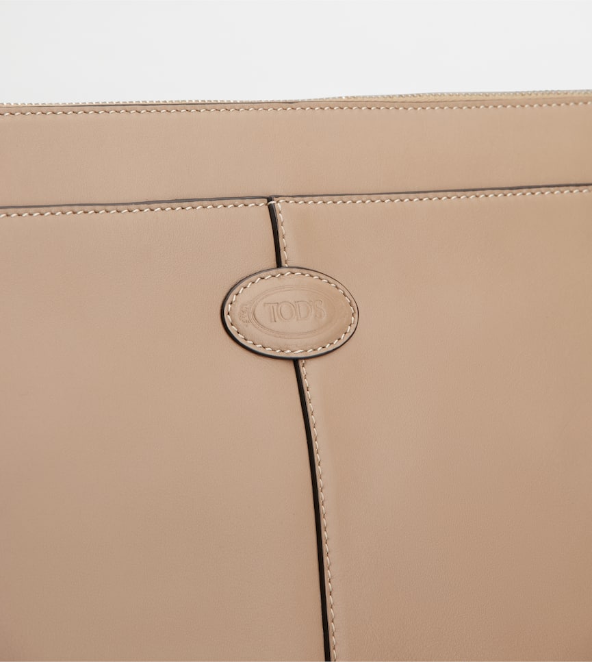 Document Holder Pouch in Leather Medium - Detailing