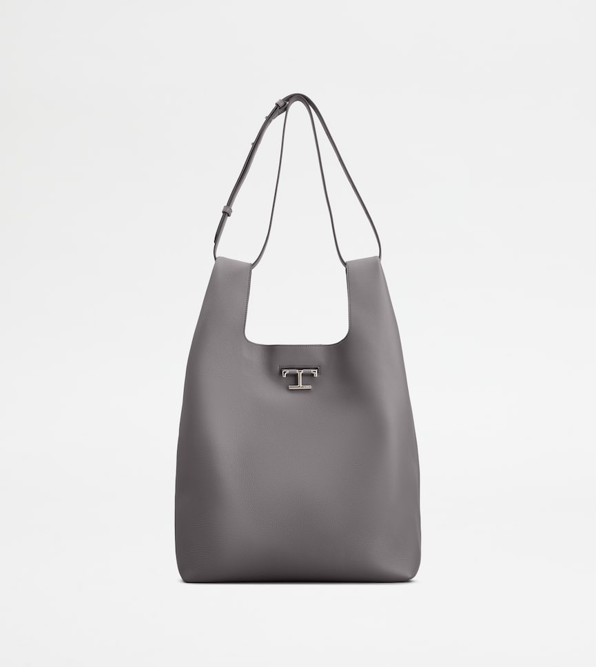 T Timeless Shoulder Bag in Leather Medium - Front view