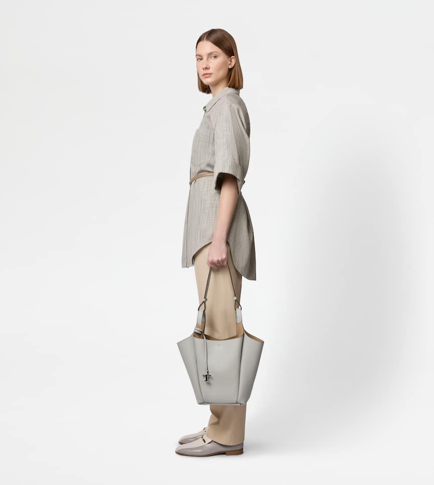 Bucket Bag in Leather Small - On body