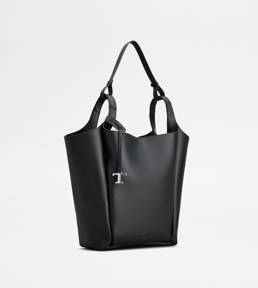 Bucket Bag in Leather Medium - Three-quarter view