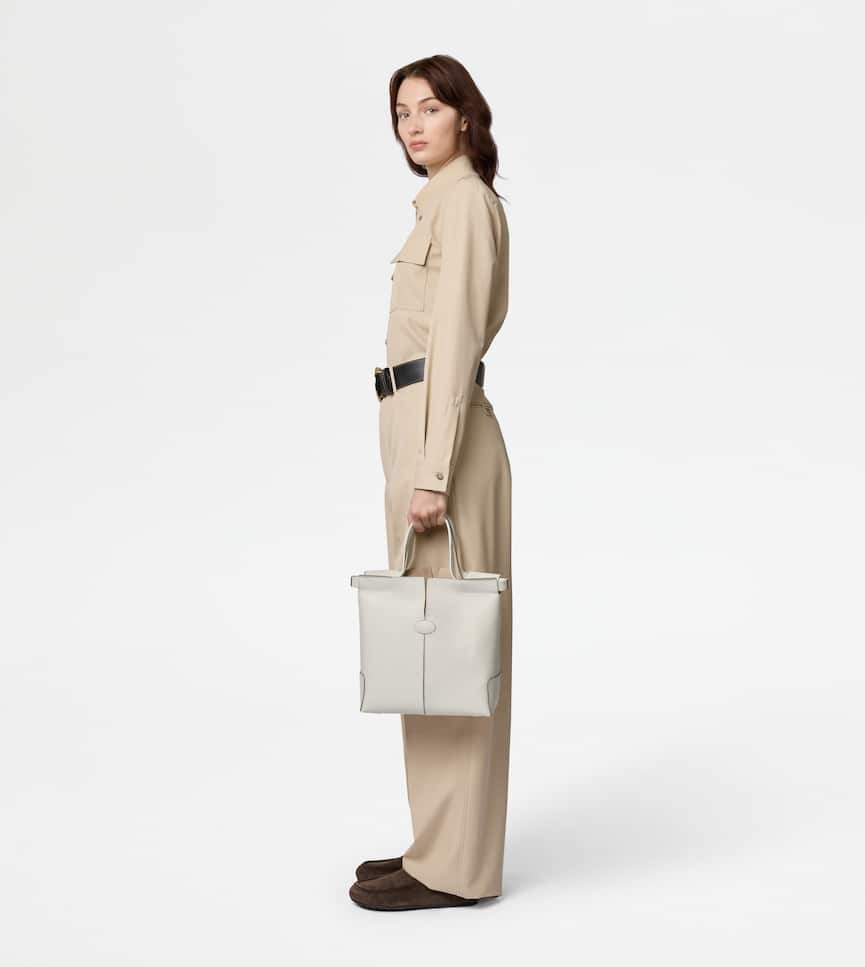 Tod's Di Bag Folio小号皮革手袋 - 模特图