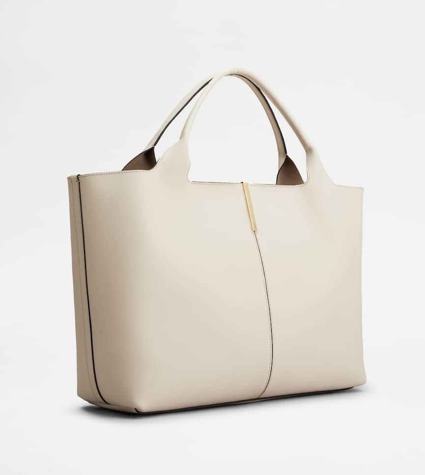 Shopping Bag in Leather Medium - Three-quarter view