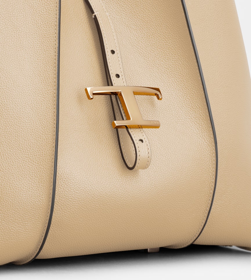 T Timeless Shopping Bag in Leather Small - Detailing