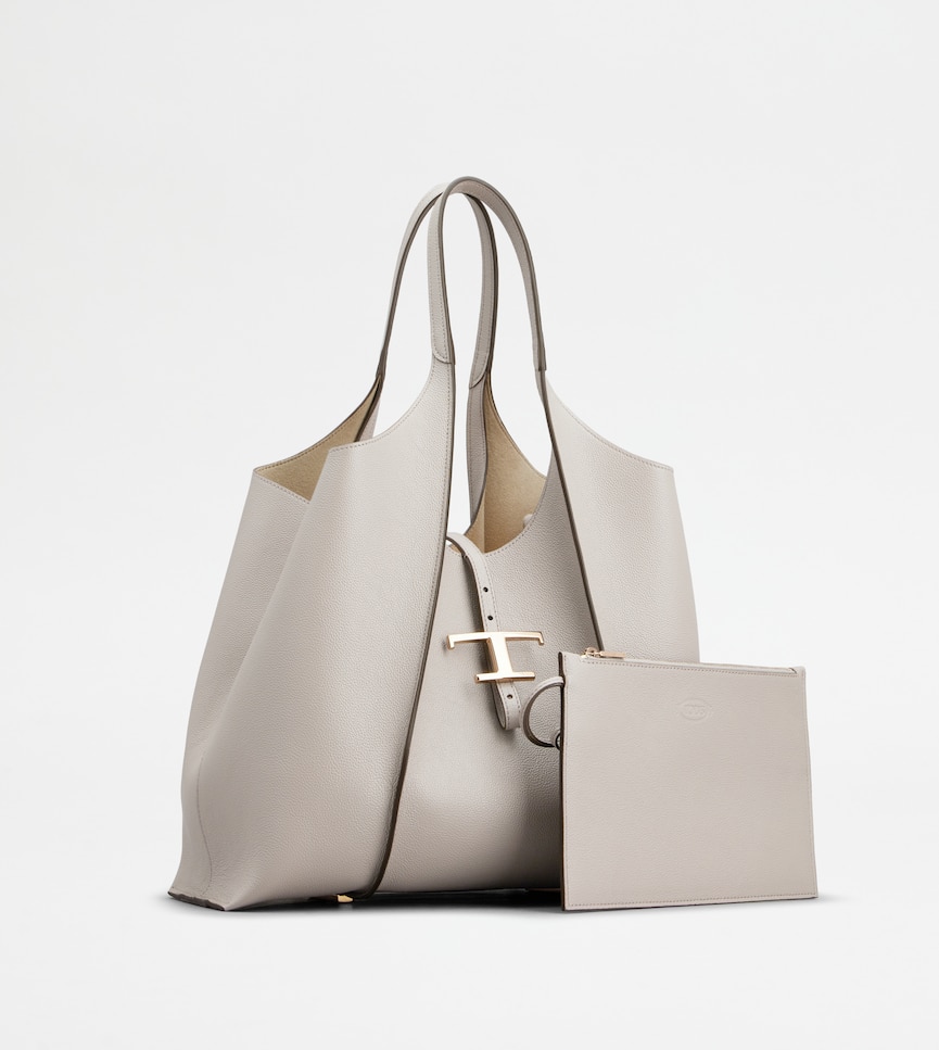 T Timeless Shopping Bag in Leather Medium - Three-quarter view