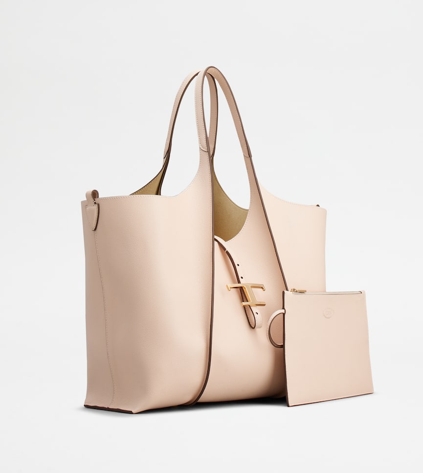 T Timeless Shopping Bag in Leather Medium - Three-quarter view