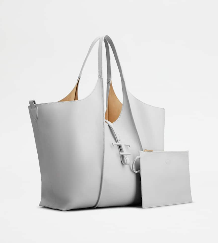 Sac Shopping T Timeless en Cuir Medium - Vue de trois quarts