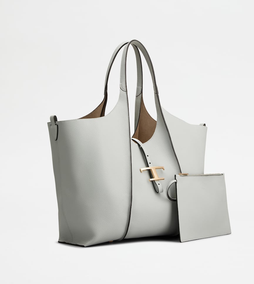 T Timeless Shopping Bag in Leather Medium - Three-quarter view