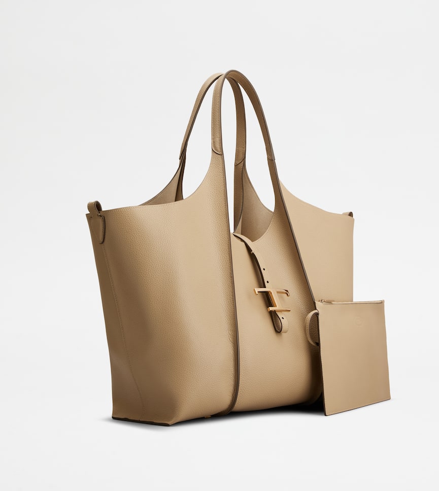 T Timeless Shopping Bag in Leather Medium - Three-quarter view