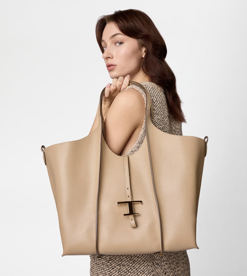 T Timeless Shopping Bag in Leather Medium - On body