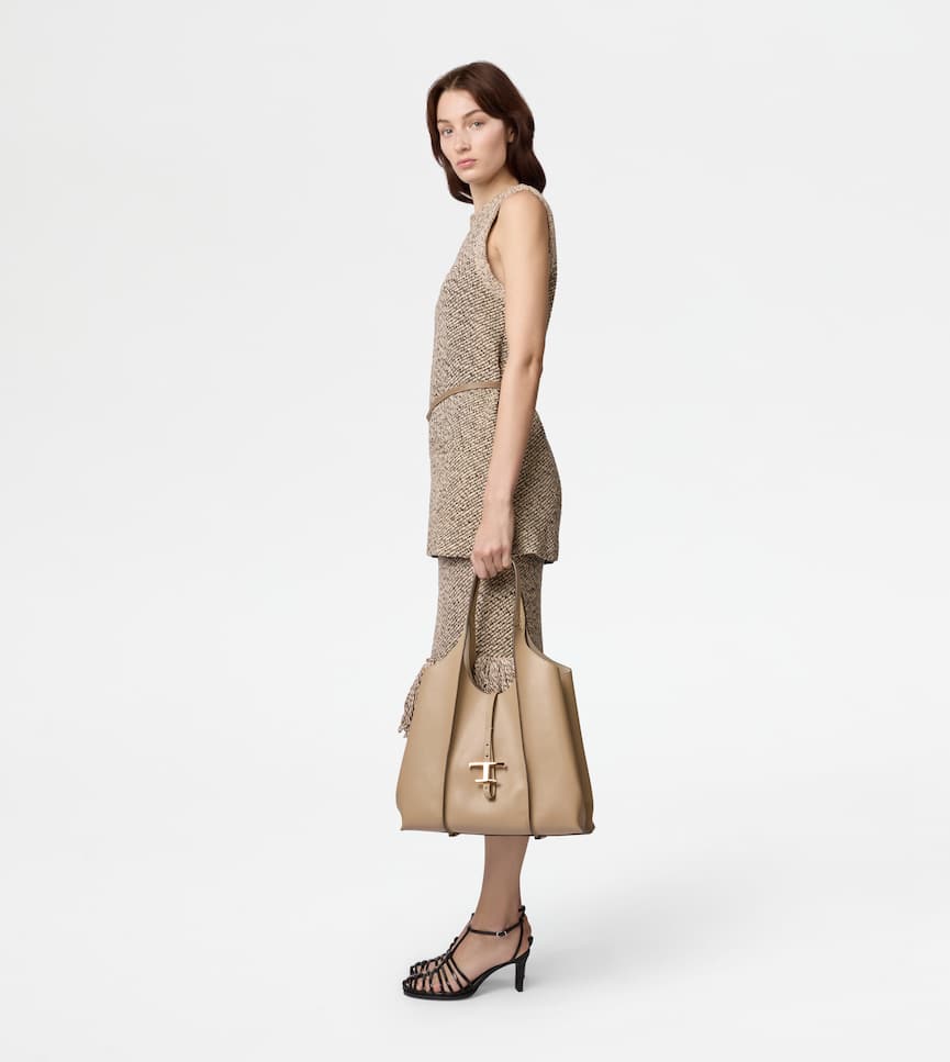 T Timeless Shopping Bag in Leather Medium - On body