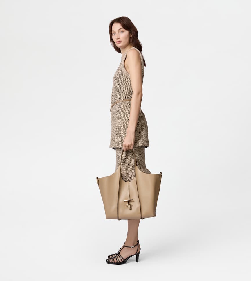 T Timeless Shopping Bag in Leather Medium - On body