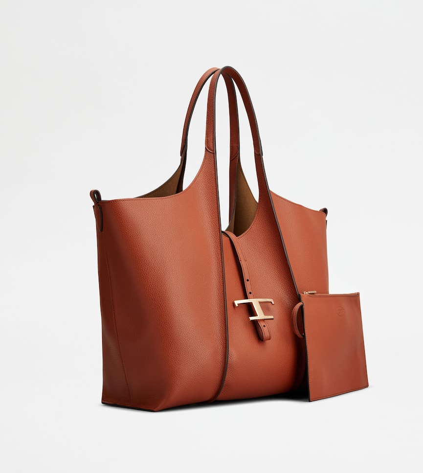 T Timeless Shopping Bag in Leather Medium - Three-quarter view