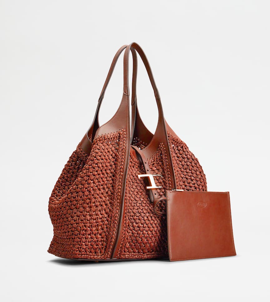 T Timeless Shopping Bag in Raffia and Leather Medium - Three-quarter view