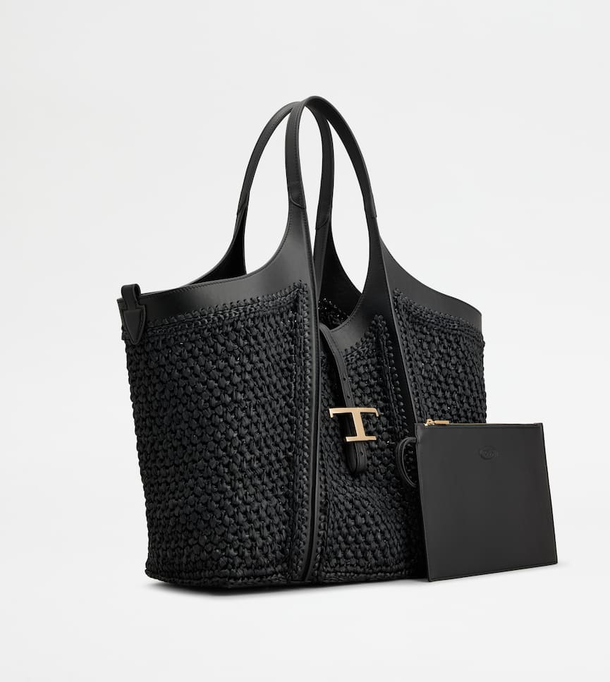 T Timeless Shopping Bag in Raffia and Leather Medium - Three-quarter view