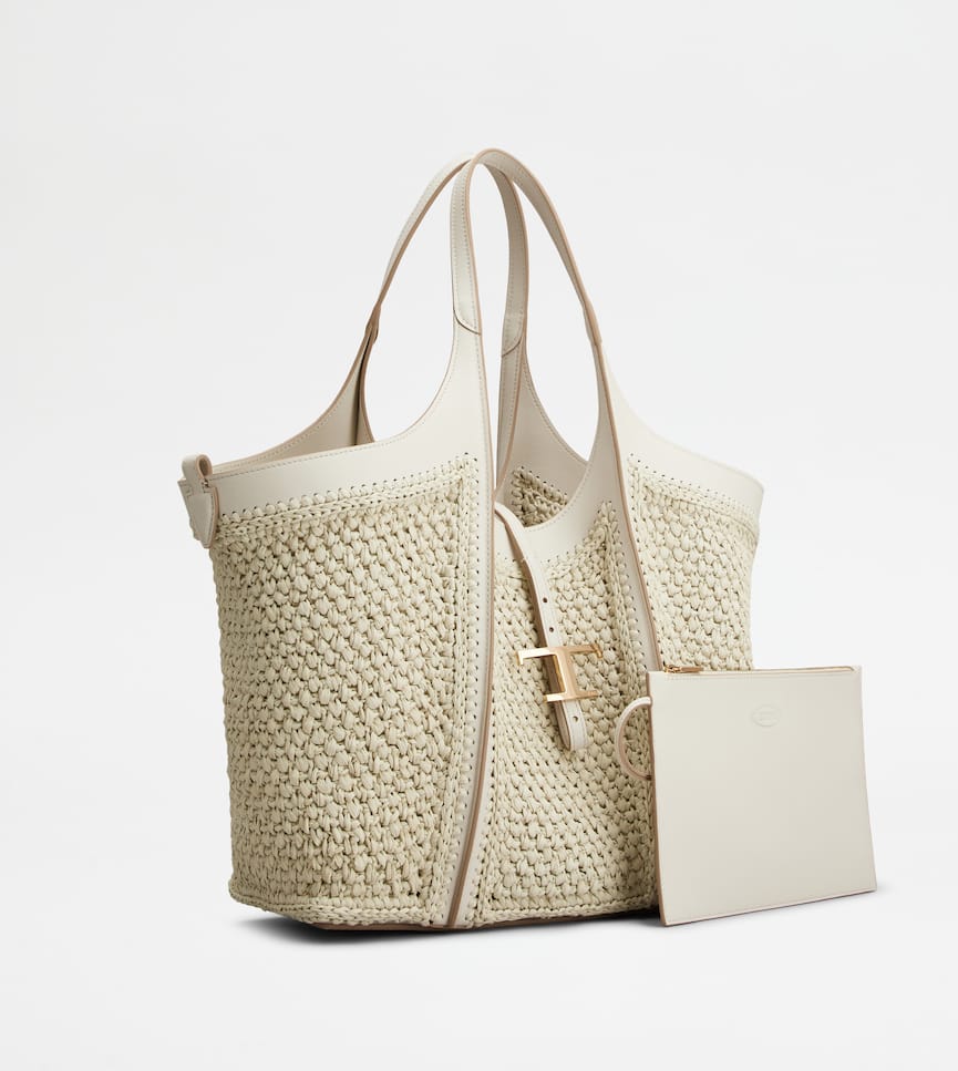 T Timeless Shopping Bag in Raffia and Leather Medium - Three-quarter view