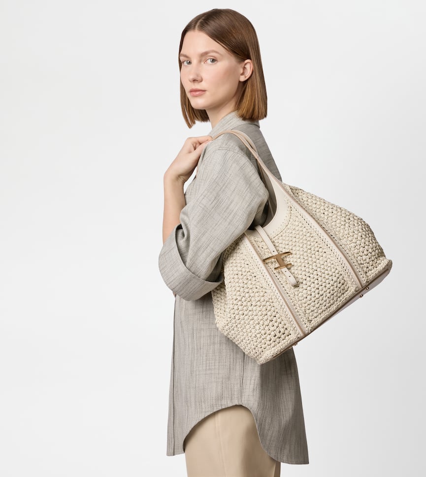 T Timeless Shopping Bag in Raffia and Leather Medium - On body