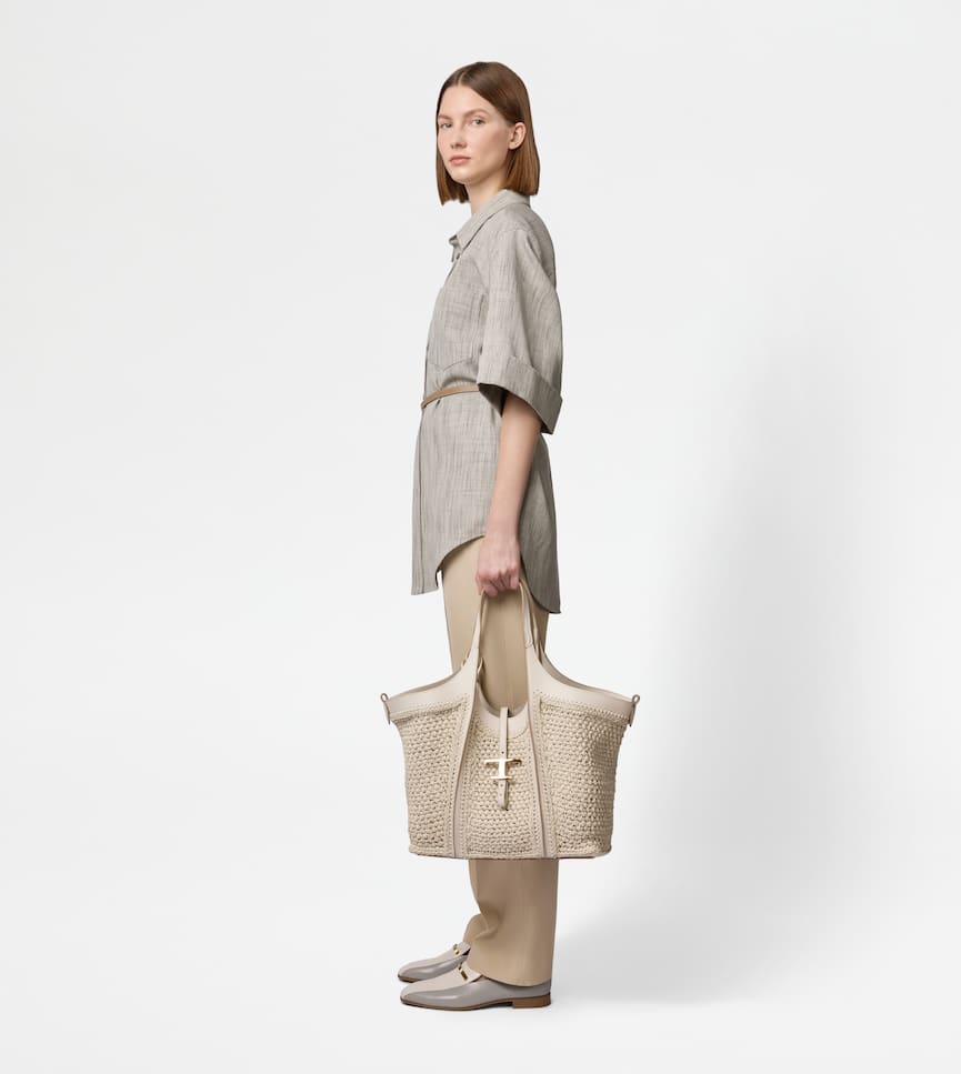 T Timeless Shopping Bag in Raffia and Leather Medium - On body