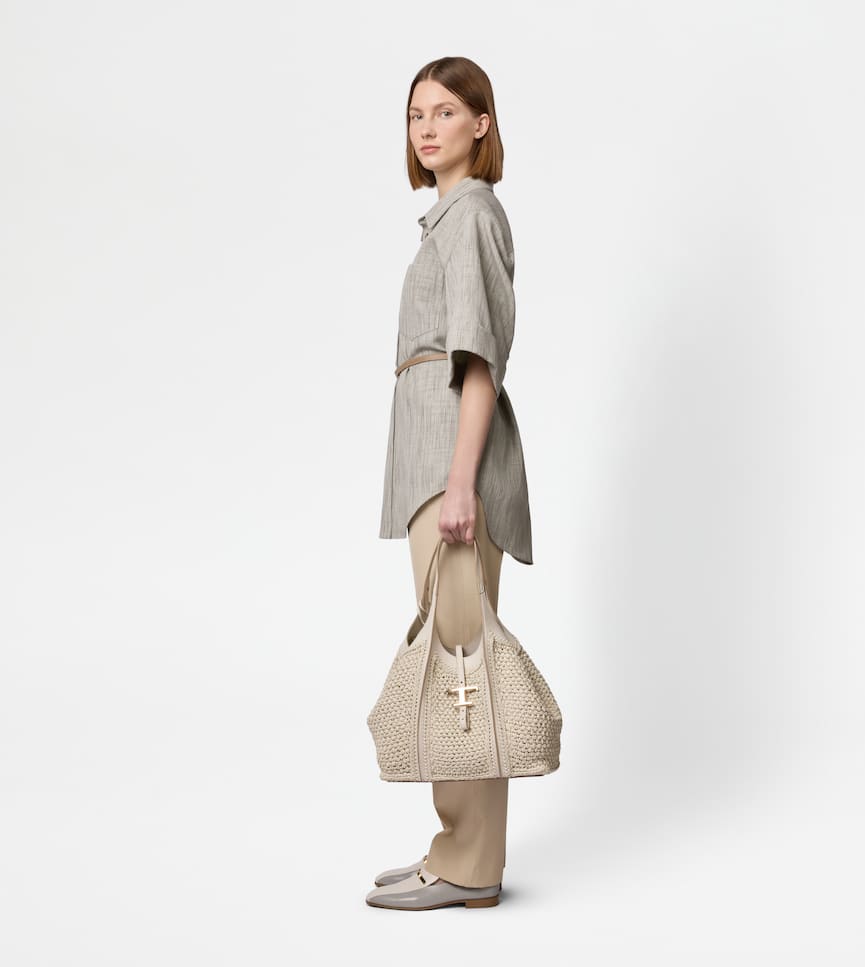 T Timeless Shopping Bag in Raffia and Leather Medium - On body