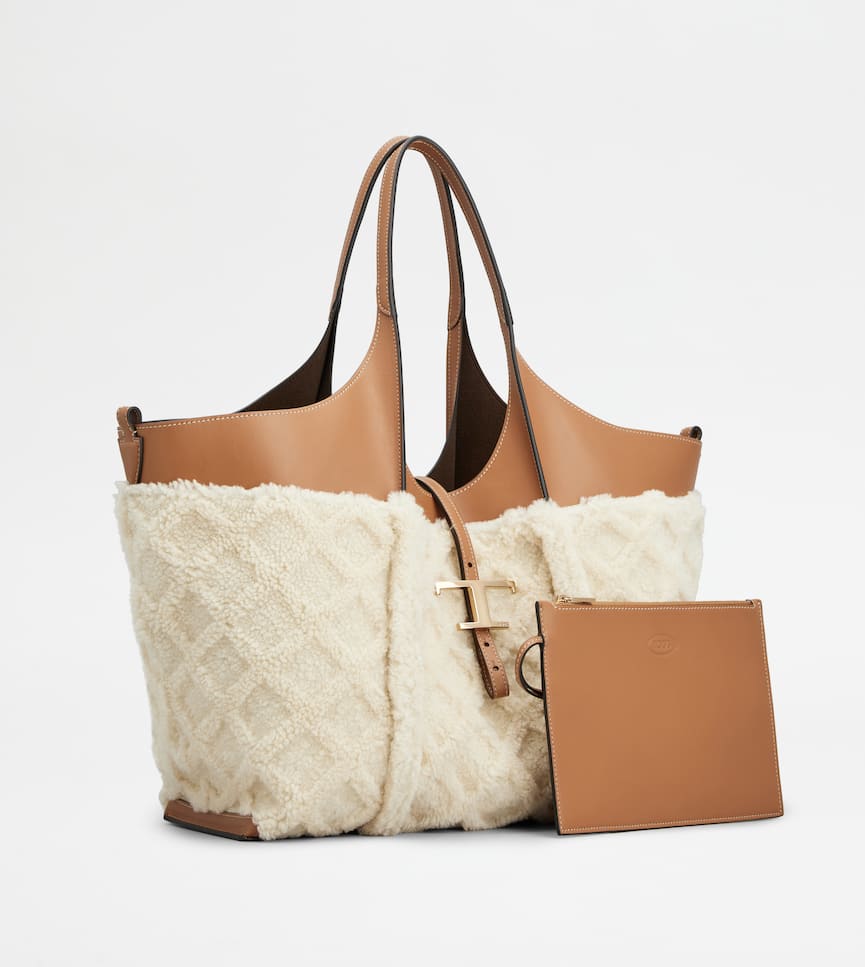 T Timeless Shopping Bag in Leather and Shearling Medium - Three-quarter view