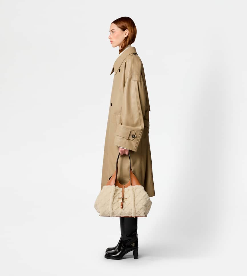 T Timeless Shopping Bag in Leather and Shearling Medium - On body