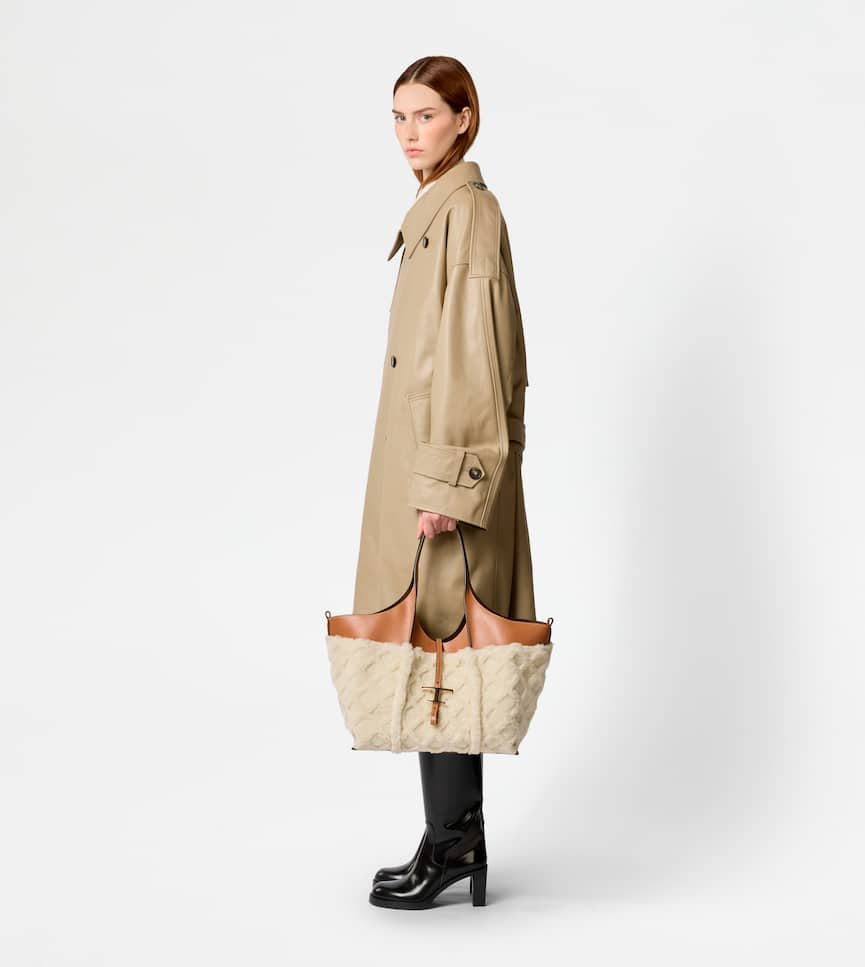 T Timeless Shopping Bag in Leather and Shearling Medium - On body