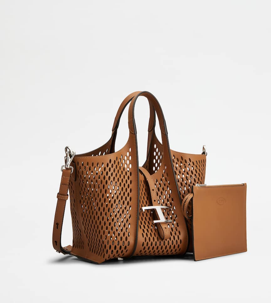 T Timeless Shopping Bag in Leather Mini - Three-quarter view