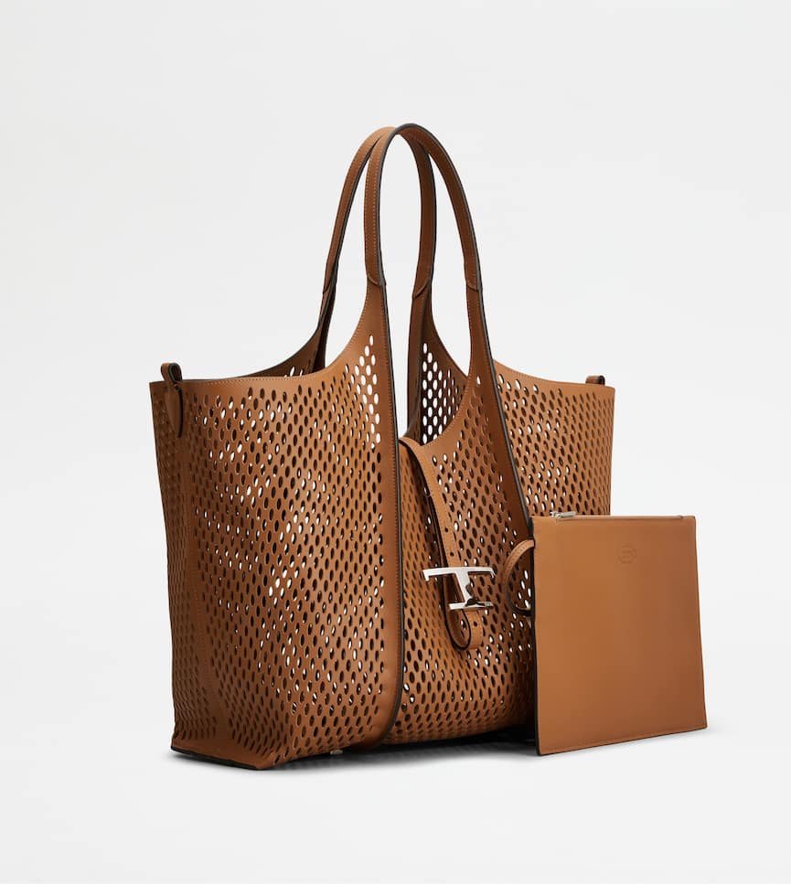 T Timeless Shopping Bag in Leather Medium - Three-quarter view