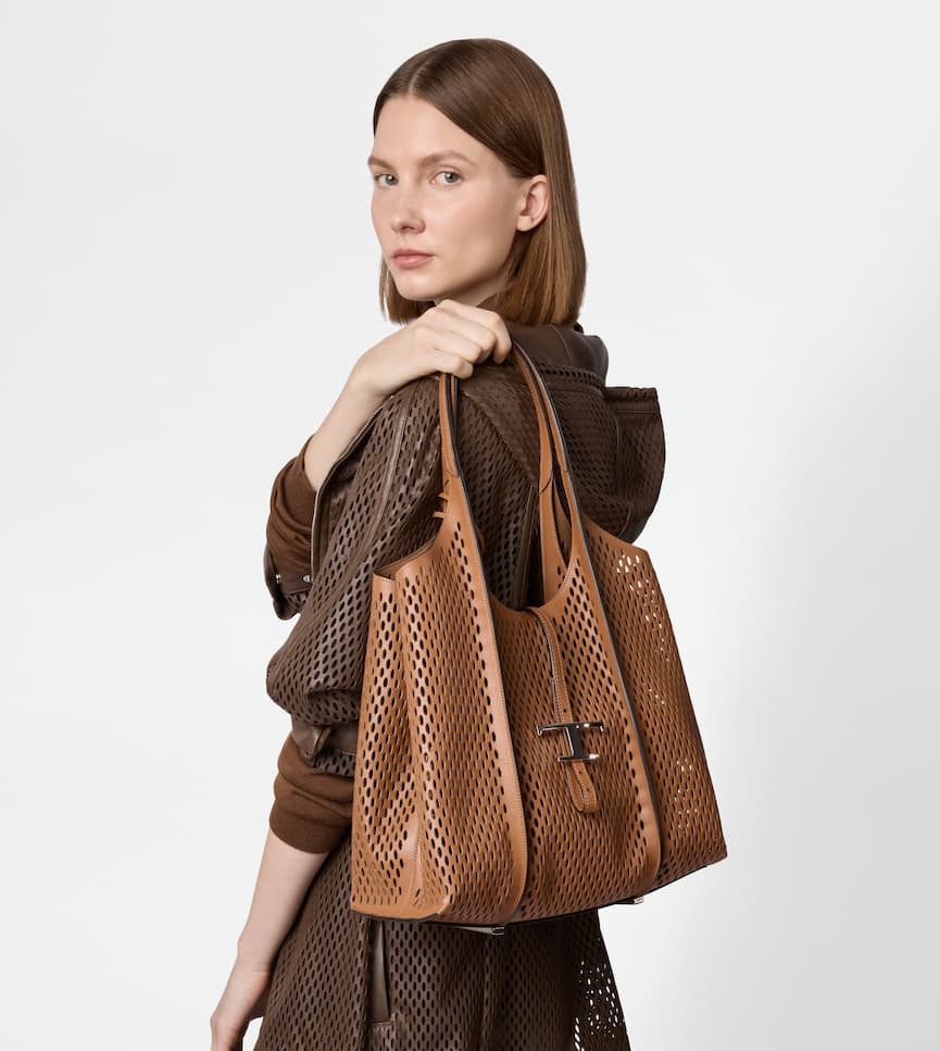 T Timeless Shopping Bag in Leather Medium - On body