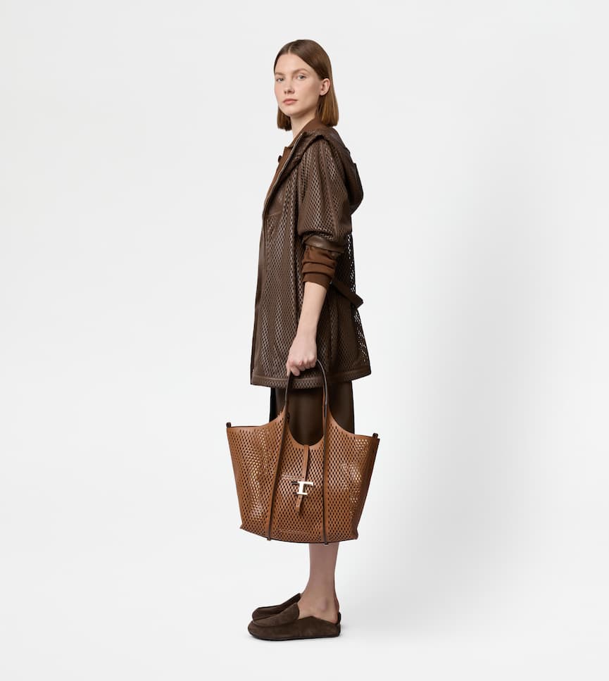 T Timeless Shopping Bag in Leather Medium - On body