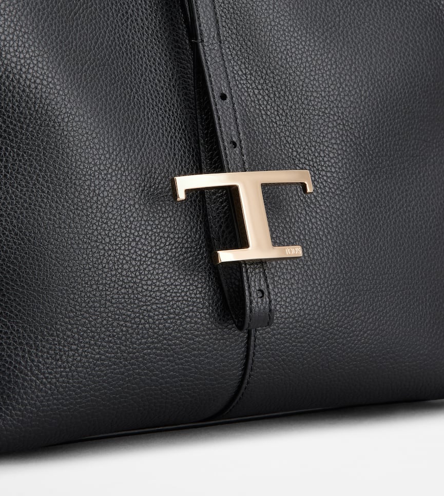 T Timeless Shoulder Bag in Leather Small - Detailing