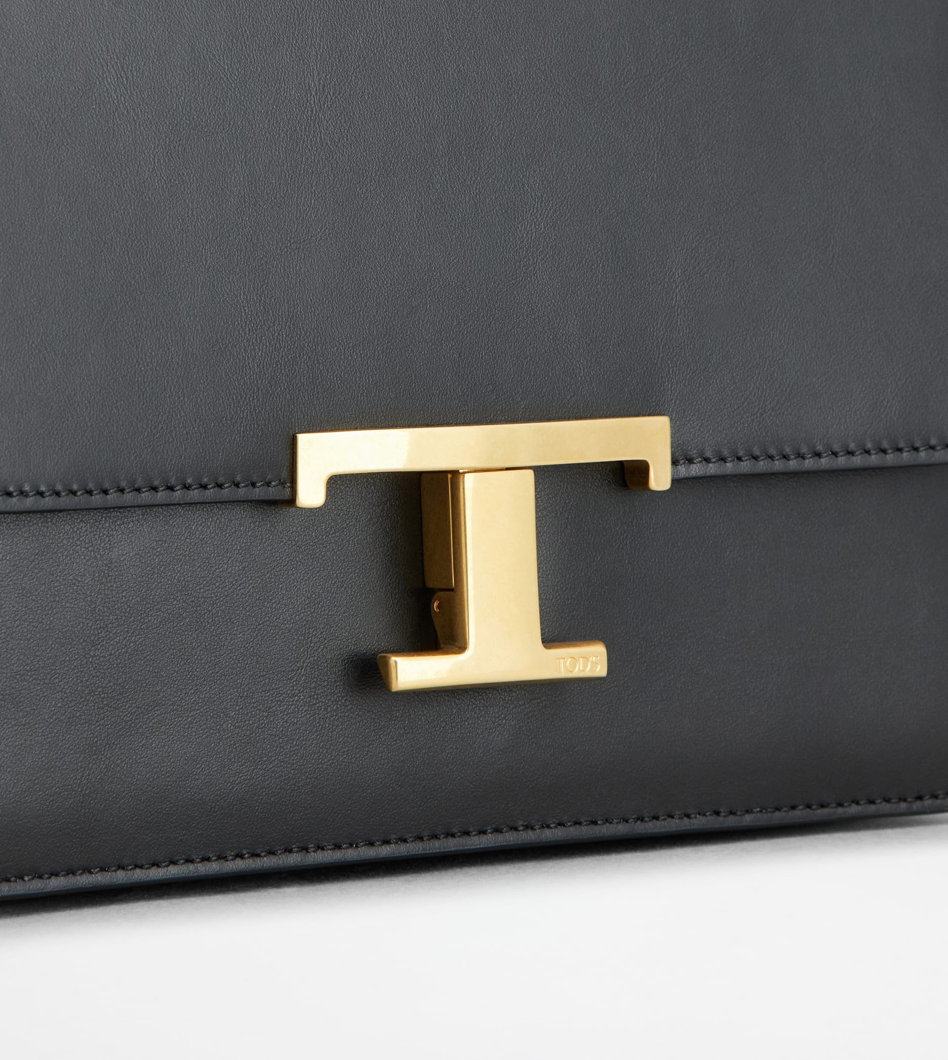 Tod’s timeless unisex on sale leather pouch