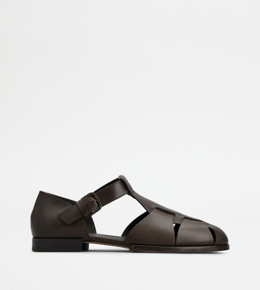 Sandals in Leather - Side view