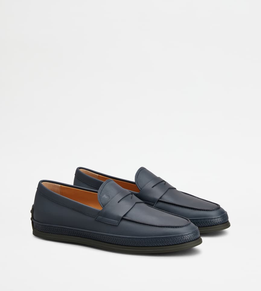 Loafers in Leather - Three-quarter view