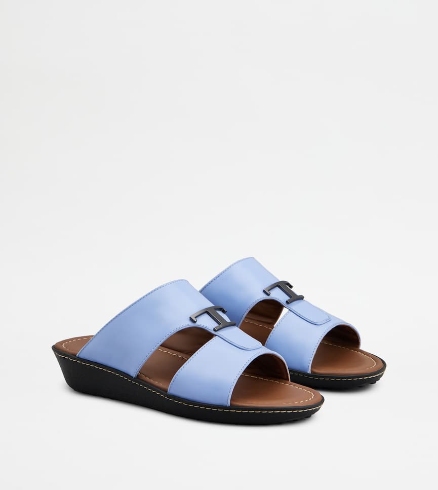 T Timeless Sandals in Leather - Three-quarter view