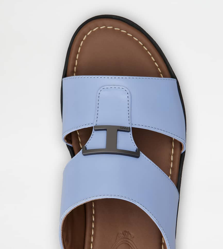 T Timeless Sandals in Leather - Detailing