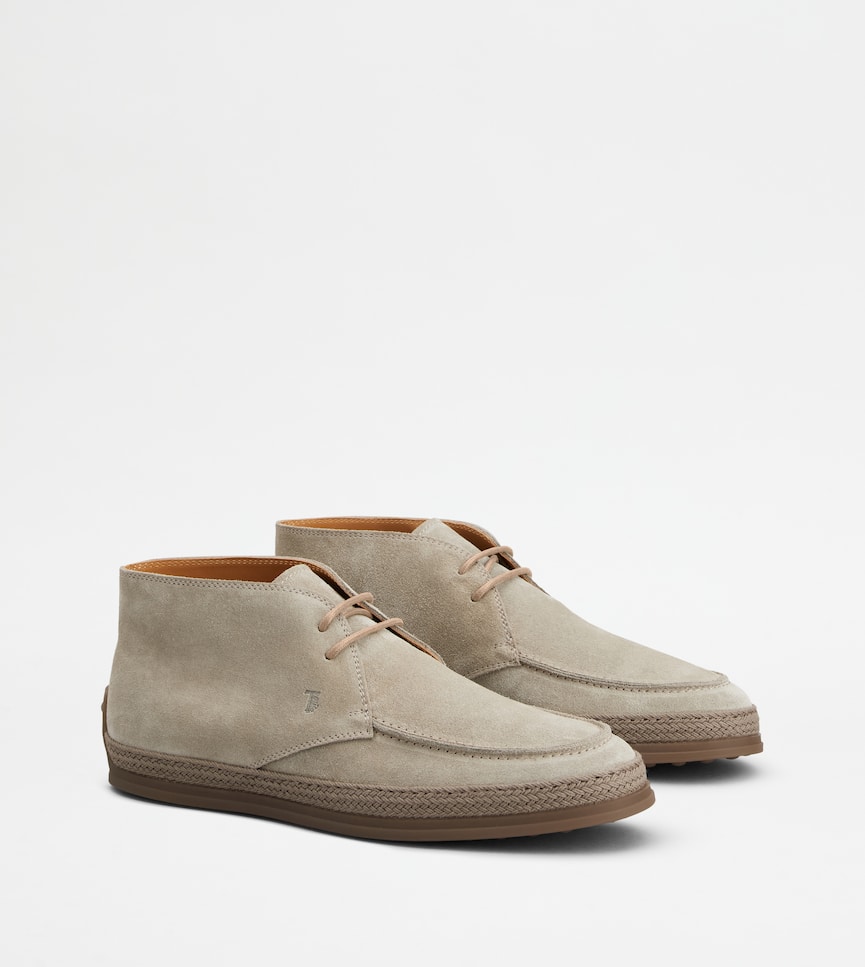 Desert Boots in Suede - Three-quarter view