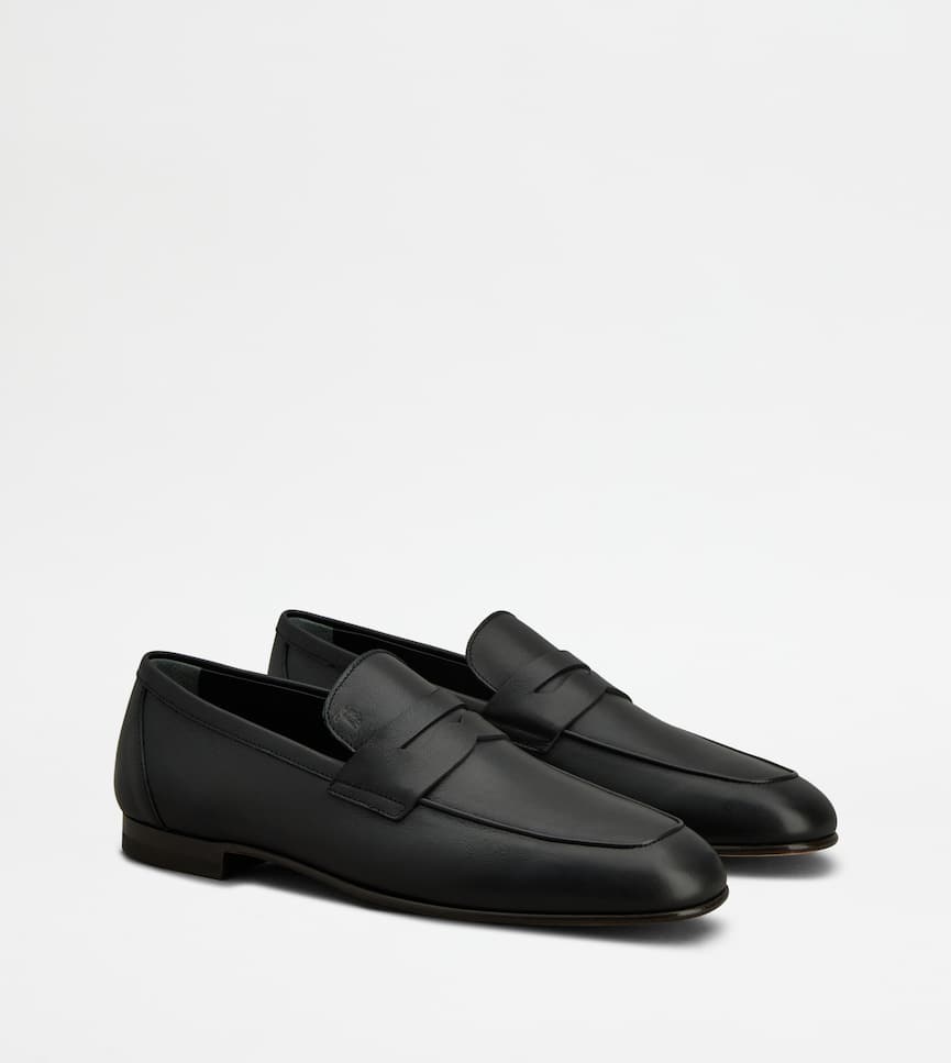 Loafers in Leather - Three-quarter view