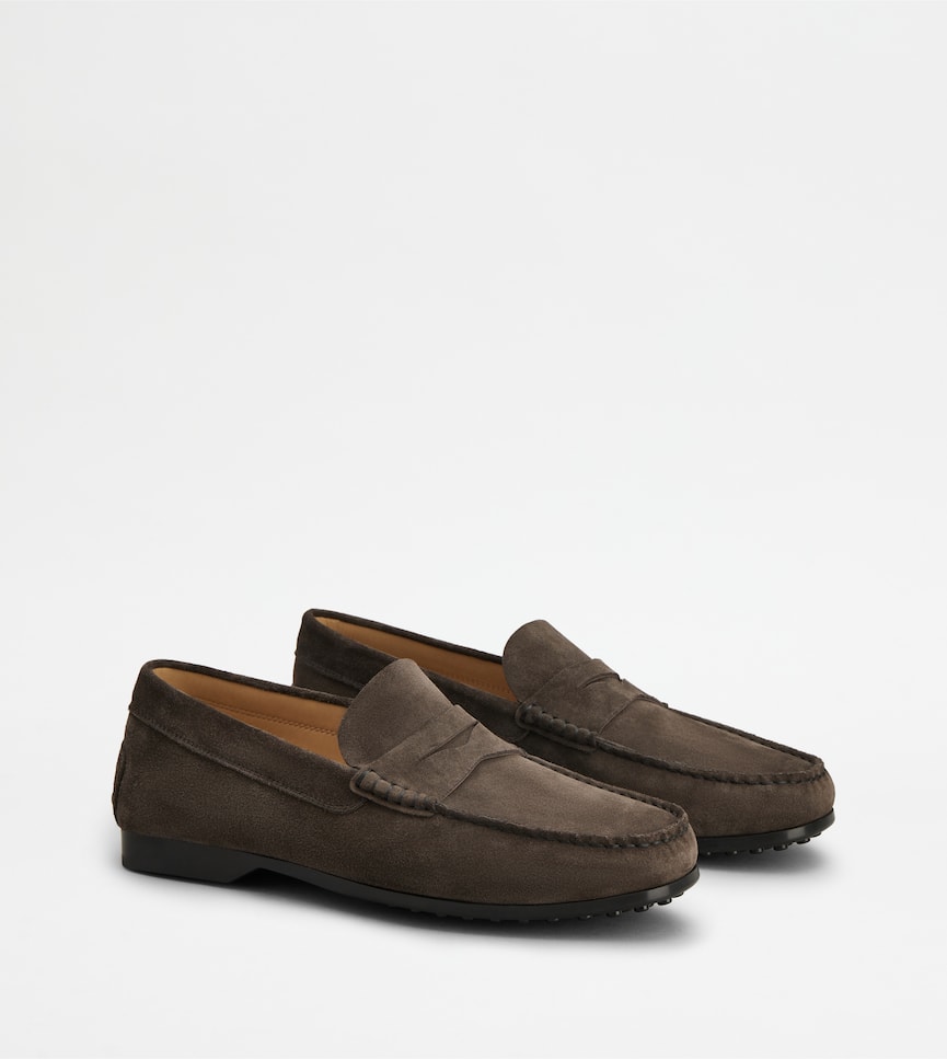 Loafers in Leather - Three-quarter view