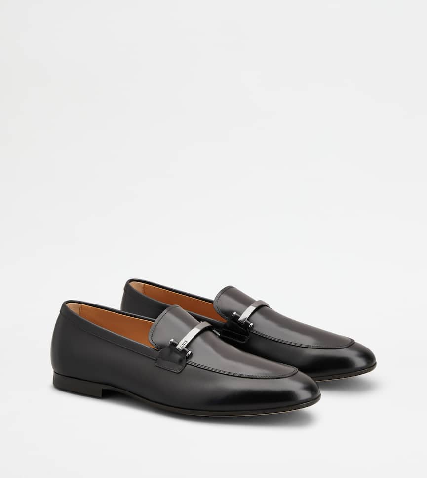 Loafers in Leather - Three-quarter view