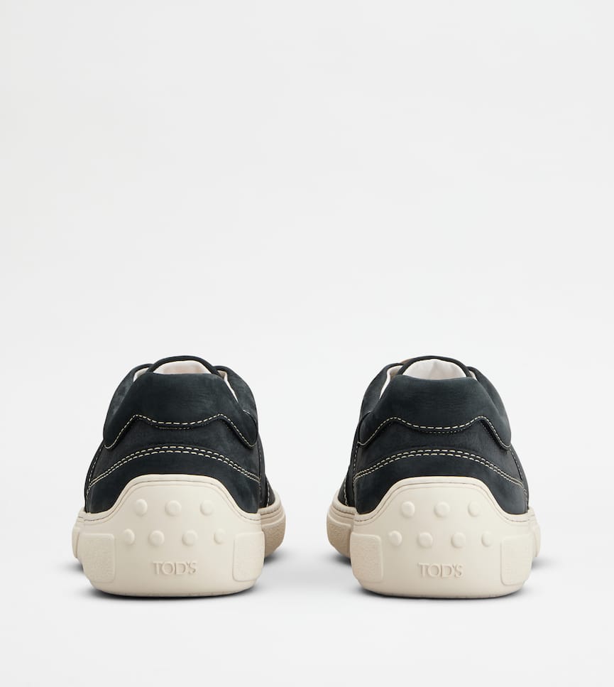 Sneakers in Nubuck - Rear view