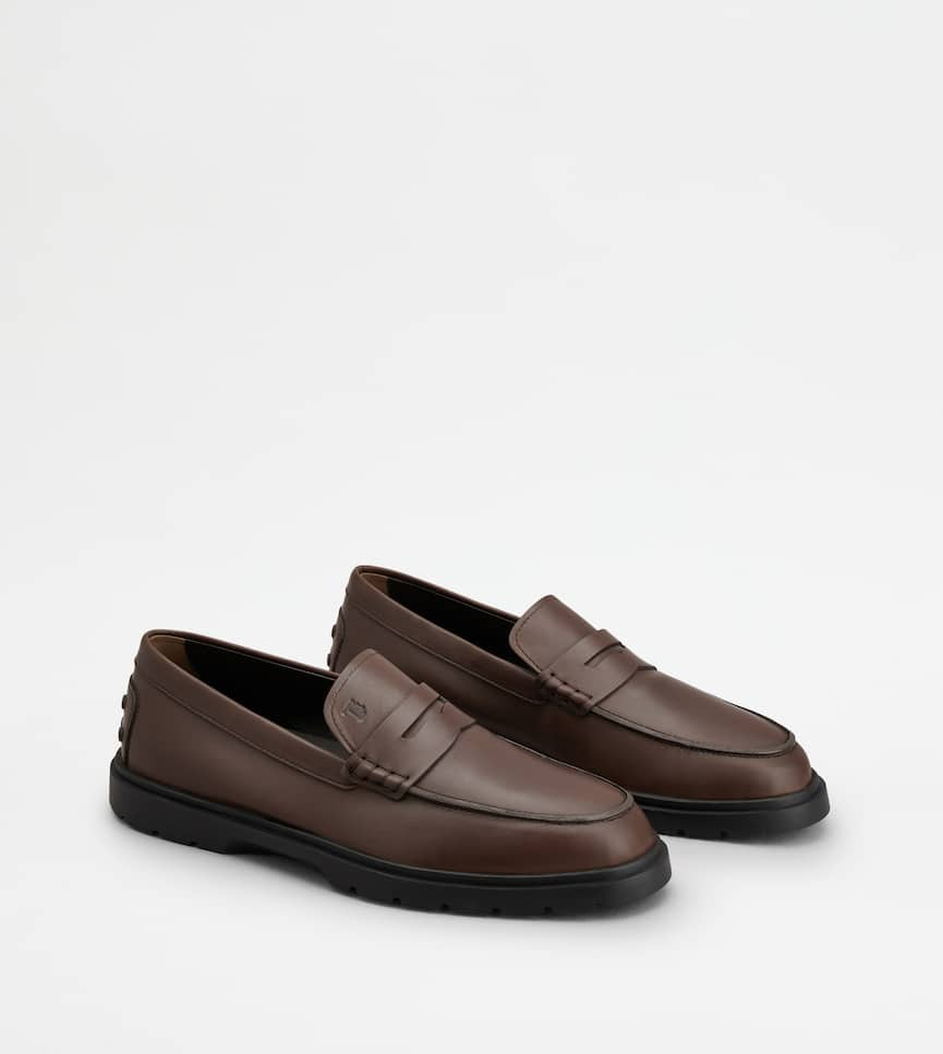 Loafers in Leather - Three-quarter view