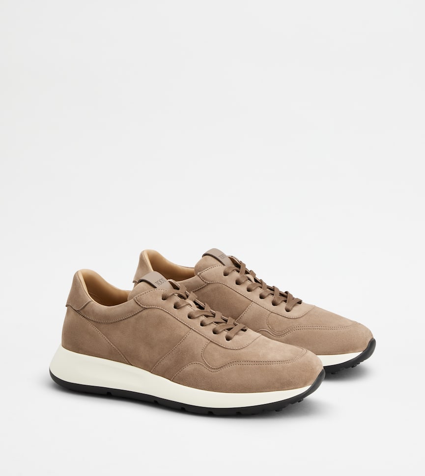 Sneakers in Suede - Three-quarter view