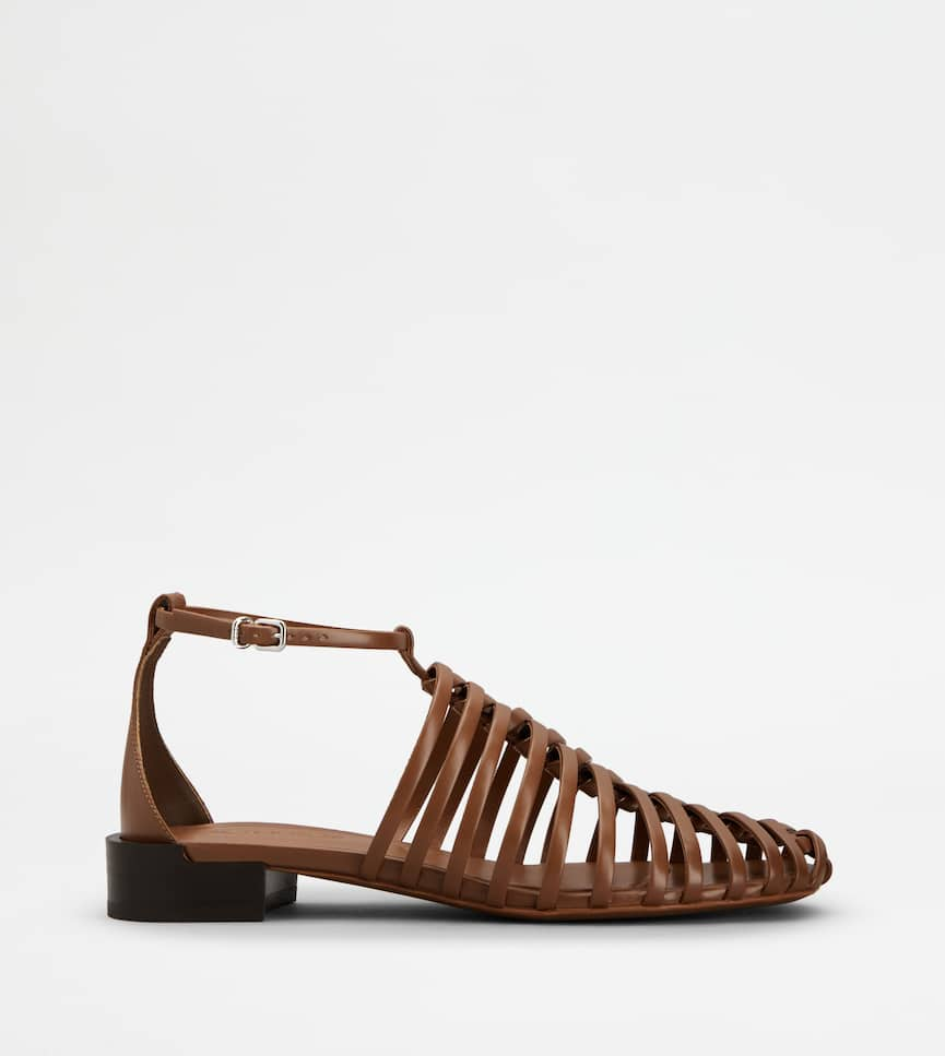 Sandals in Leather - Side view