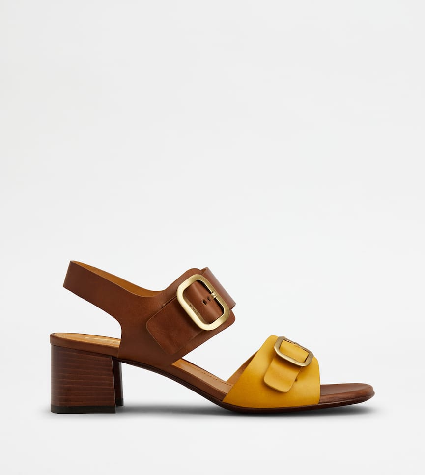 Sandals in Leather - Side view