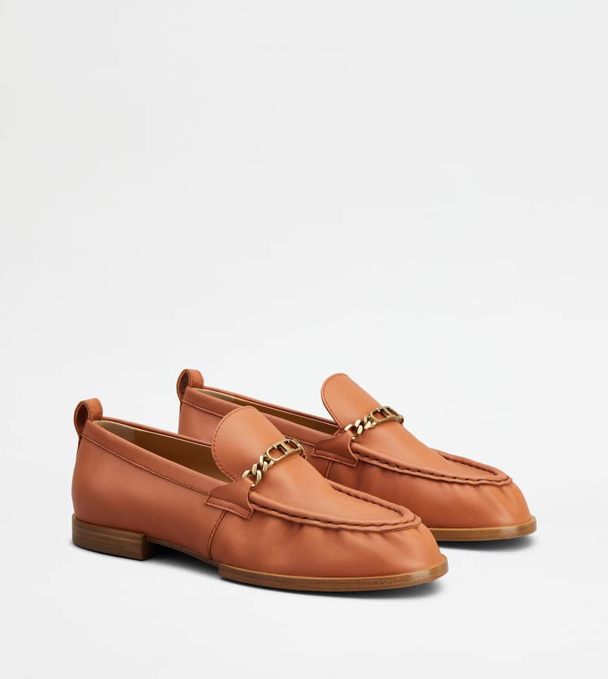 Loafers in Leather - Three-quarter view