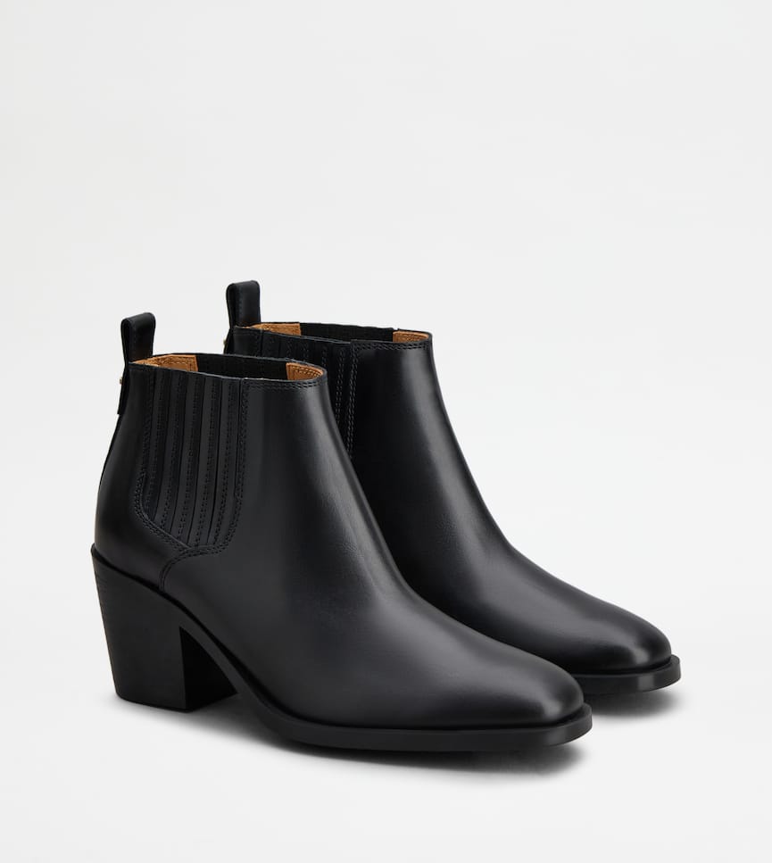 Ankle Boots in Leather - Three-quarter view